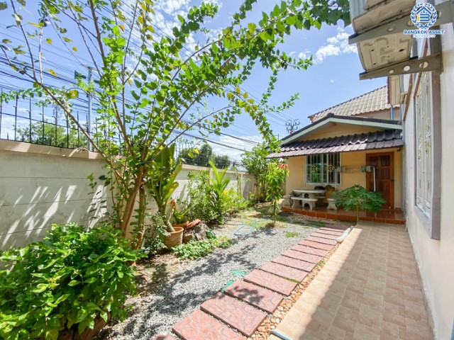 ทาวน์เฮ้าส์มือสองย่านนนทบุรี ม. นวรัตน์ บางกรวย-ไทรน้อย หลังมุม! เนื้อที่ 36.6 ตร.ว. ฟังก์ชัน 2 ห้องนอน 2 ห้องน้ำ บ้านสวยพร้อมอยู่ เป็นส่วนตัว พร้อมต่อเติมหลังคาหน้าบ้าน บนทำเลดี เชื่อมต่อถ.กาญจนาภิเษก ใกล้รถไฟฟ้าสายสีม่วง "สถานีตลาดบางใหญ่" และทางด่วน "กาญจนาภิเษก"